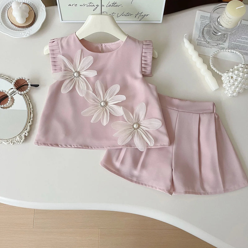 Deixe sua pequena arrasar neste verão com o conjunto encantador para meninas! Com uma camiseta de manga curta e estampa de flores + shorts confortáveis, este conjunto de 2 peças é perfeito para dias quentes. Casual, fofin