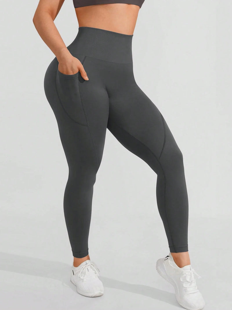 🔥 A LEGGING QUE VOCÊ SEMPRE SONHOU! 🔥Conforto, estilo e performance em um só produto!Apresentamos a Legging Fitness Cintura Alta Sem Costura – feita para acompanhar cada movimento seu com liberdade total.
